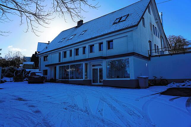 In diesem ehemaligen Ladengeschäft, das an ein Wohnhaus – das nicht in Zusammenhang mit der Corona-Schule steht – ...