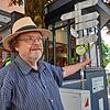 Rainer Feudel, Vorsitzender des Schwarzwaldvereins Waldsut-Tiengen zeigt Wanderstrecken in Waldshut.