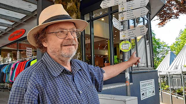 Rainer Feudel, Vorsitzender des Schwarzwaldvereins Waldsut-Tiengen zeigt Wanderstrecken in Waldshut.