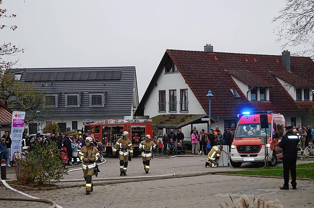 Dass so viele Stettener die Hauptübung verfolgen, wertet der moderierende Kommandant Dagobert Heß (rechts) als Zeichen der Wertschätzung.