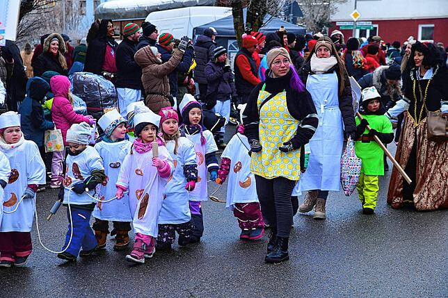 Hunderte Kinder sorgten beim Kinderumzug in Dauchingen für ein buntes Bild. Auch die Kinder des Familienzentrums St. Franziskus waren ...
