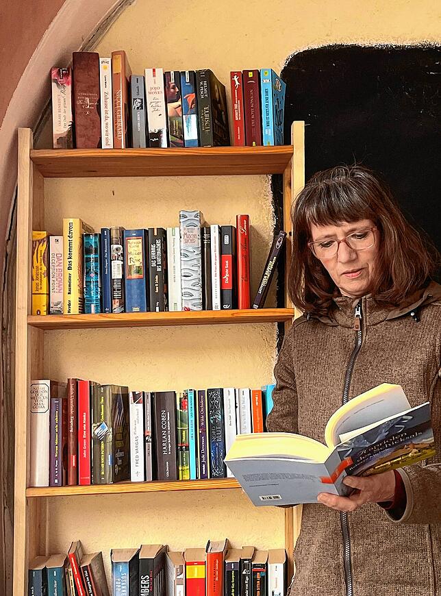 Susanne Dietrich freut sich, dass so viele Menschen das Büchertauschregal vor ihrem Lokal „Alt Stocken“ am Stockacher ...