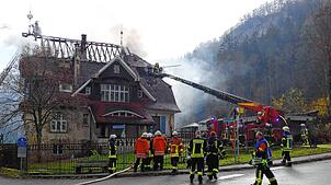 Bild : Dachstuhlbrand: Feuer zerstört Wohnhaus in Beuron weitgehend