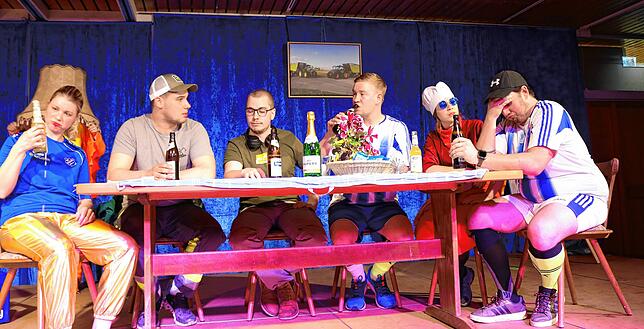 Beim Stammtisch im Clubhaus gibt es Klatsch und Tratsch: Larissa Hensler (von links), Patrick Ketterer, Fabian Mayer, Christof Agostini, ...