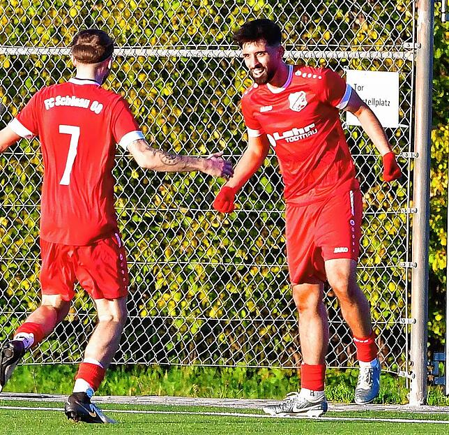 Premiere: Ali-Kaan Kocak bejubelt mit Lukas Guschel (Nr. 7) sein erstes Saisontor. Dem Schönauer gelang nach einem blitzsauberen Angriff ...