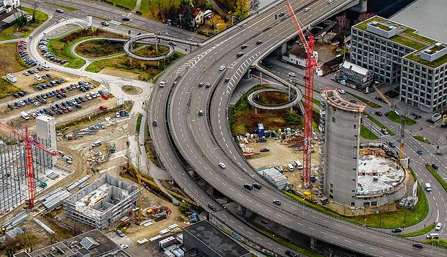 Zwei Baustellen, die das Gesicht des Quartiers rund um die Schänzlebrücke langfristig stark verändern werden: das neue Parkhaus ...