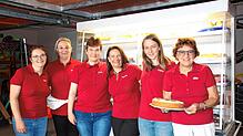 Geradezu ein Fest für Naschkatzen: Die Griebenschmalzweible (von links) Elke, Yvonne, Doris, Patricia, Felina und Mika bieten am ...