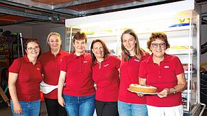 Geradezu ein Fest für Naschkatzen: Die Griebenschmalzweible (von links) Elke, Yvonne, Doris, Patricia, Felina und Mika bieten am ...