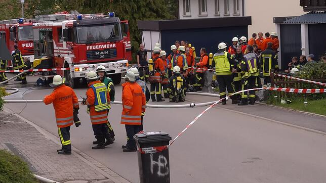 Kein Durchkommen durch Sumpfohren, die Dorfstraße war für Stunden gesperrt. Die Feuerwehr leitete den Verkehr auf Feldwege um.