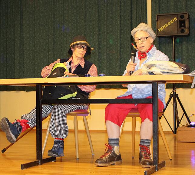 Maria Zeh (links) und Heidi Drummer als die zwei Wanderer von Pfullendegg mit köstlichen Sprüchen.