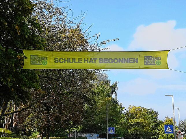 Am Burgbergring weisen zwei Banner Autofahrer darauf hin, dass sie jetzt wieder mit Schulkindern auf der Straße rechnen müssen.