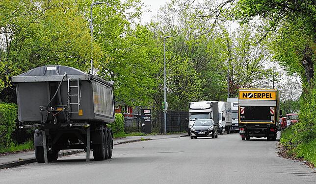 Die Gewerbestraße in Gottmadingen ist eigentlich breit genug. Die vielen parkenden Lastwagen sind allerdings eine Gefahrenquelle für ...