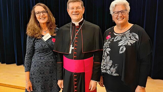 Ulrika Schirmaier (links) und Karin Höhl, zwei der Initiatorinnen des Lauchringer Kirchenstreiks, haben in Freiburg Erzbischof Stephan ...