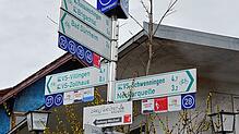 Ein sehr auffälliger Radwegknotenpunkt mit vielen Schildern in VS-Zollhaus.