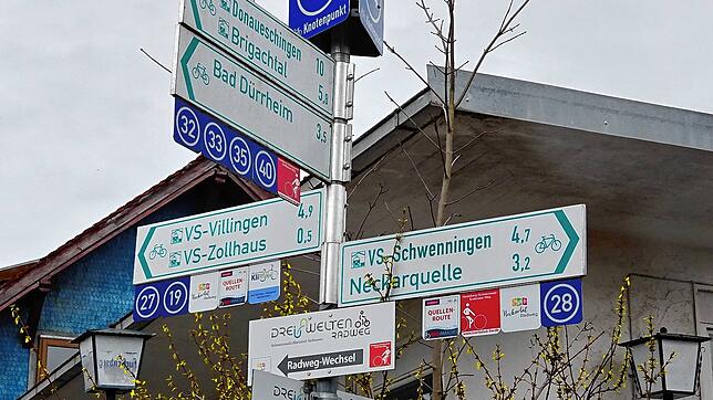Ein sehr auffälliger Radwegknotenpunkt mit vielen Schildern in VS-Zollhaus.