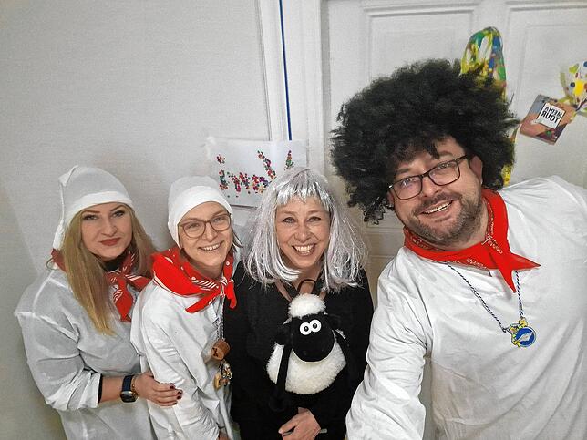 Das Redaktionsteam ist bereit (v.l.): Susann Duygu-D‘Souza, Melanie Völk, Claudia Seifert und Markus Baier im Fasnachtsfieber.