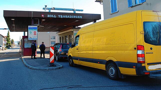 Grenzkontrollen gab es am Montag, 16. März am Grenzübergang Erzingen-Trasadingen. Fast alle der Schweizer Fahrer, die nach Deutschland ...