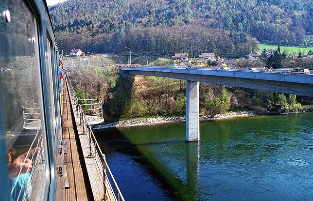 Zwei Brücken führen südlich von Hemishofen über den Rhein: Die 145 Jahre alte, 254 Meter lange Eisenbahnbrücke (links) und die moderne ...