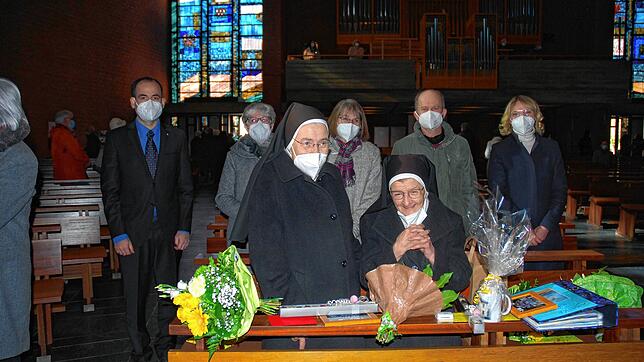 Im Rahmen eines Gottesdienst verabschiedete sich die Erzinger Pfarrgemeinde von den beiden Ordensschwestern Sabina (links) und Itta. Mit ...
