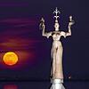 (Archivbild) Die Imperia wacht über das nächtliche Konstanz: Diese beeindruckende Aufnahme mit Vollmond im Hintergrund entstand im März ...