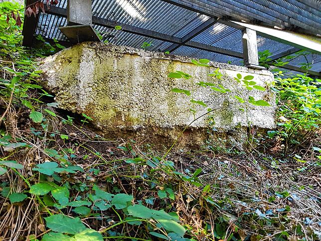 Das Bild aus dem Jahr 2019 zeigt, dass durch Bodenerosion im Steilhang der Treppe die Fundamente frei liegen und die Standsicherheit der ...
