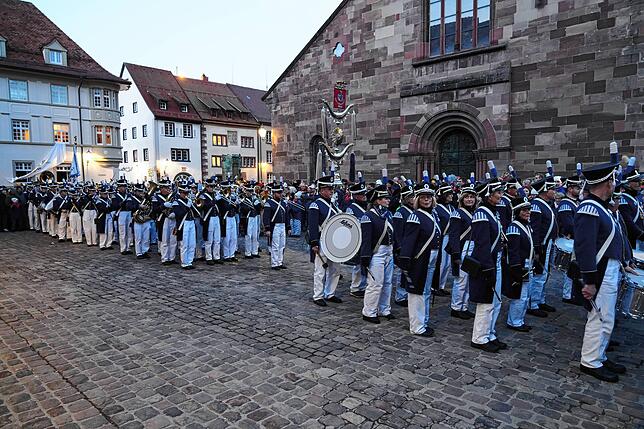 Bild 4: Fasnet Villingen: Die Narren holen sich ihren Rathausschlüssel vom OB