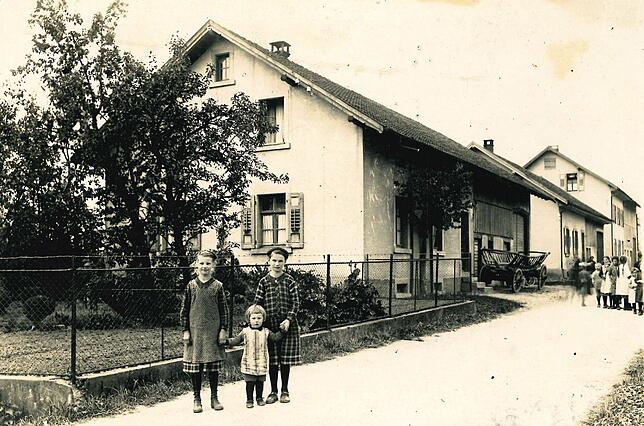 Der Hof der Familie Kuhne in der Breitmattstraße: Vorne Bernhard Kuhnes Geschwister (v.l.) Bertel, Eduard und Rosel (1924).