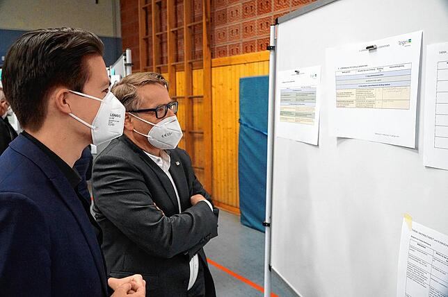 Tengens Bürgermeister Marian Schreier (l.) und Arno Jesse, Bürgermeister von Brandis in Sachsen, begutachten in der Randenhalle ...