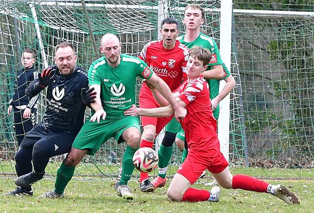 Kampfgeist: Vor dem aufmerksamen Schlussmann Michael Dobl räumte Abwehrchef Philipp Homberger beim SV Inzlingen, hier gegen Torsten ...