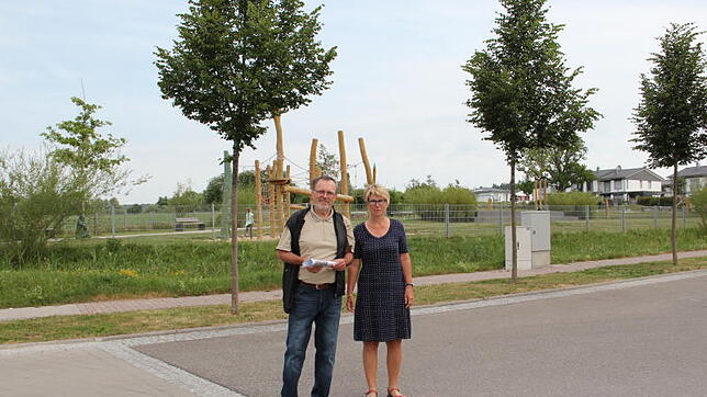 Ewald und Lily Müller stehen in der Lindenallee vor dem Spielplatz. Über diese Straße soll die Stadterweiterung Nord erschlossen werden. ...