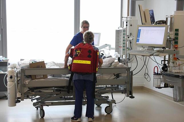 Ziel erreicht: Der Patient ist im neuen Zimmer angekommen.