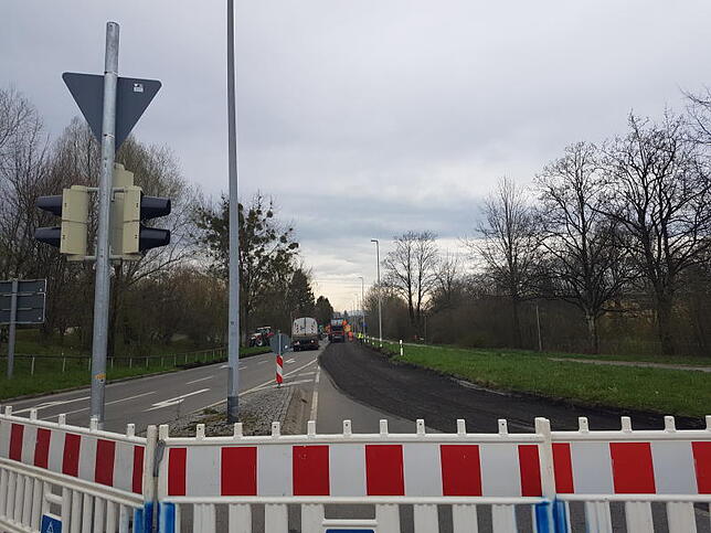 An der Auffahrt zur B 31 "Friedrichshafen Ost" begannen am Montag die Bauarbeiten.