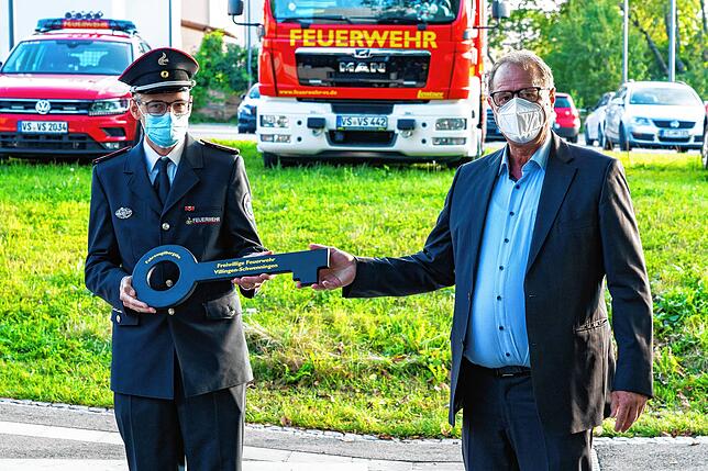 OB Jürgen Roth übergibt den Schlüssel für das neue Löschgruppenfahrzeug für die Feuerwehr in Marbach an Florian Simon.