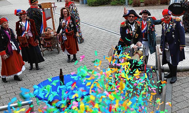 Auch die Jakobiner mit Präsident Harry Wölfle (Dritter von rechts) fallen beim SÜDKURIER ein. Dieses Mal sogar bewaffnet mit Kanone und ...