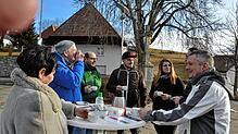 Das Gespräch von Gemeinderat und Bürgermeister mit den Bürgern in Herrischried dreht sich ausschließlich um das Thema Windenergie. Bild: ...