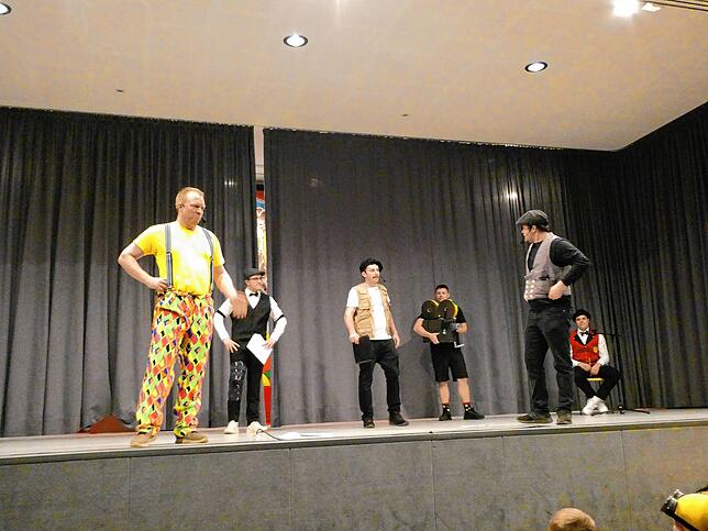 Bild 10: Bunter Abend in Berau