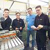 Norbert Merkel (Mitte) unterstützt (von links) Phillip Wendt, Florian Stephan, Lukas Schermann und Johannes Huber bei ihrer Ausbildung. ...