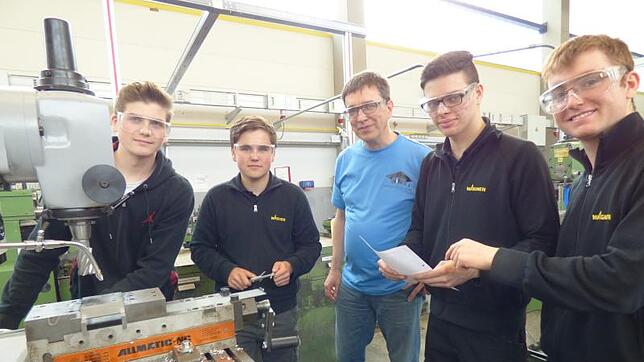 Norbert Merkel (Mitte) unterstützt (von links) Phillip Wendt, Florian Stephan, Lukas Schermann und Johannes Huber bei ihrer Ausbildung. ...