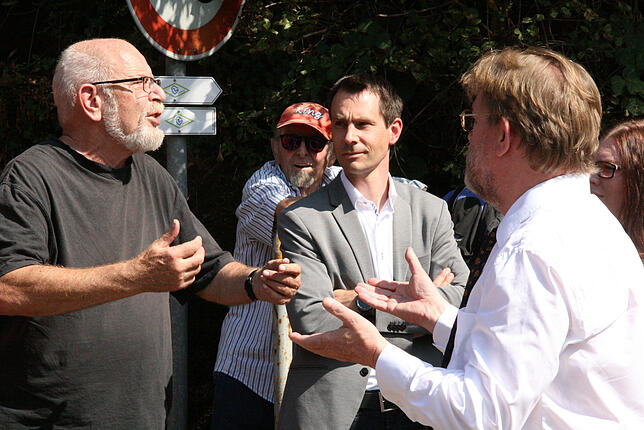 Auch das gabs gestern: aufgeregte Diskussionen am Rand der Begehung zwischen Bürgern und Ministerialdirektor Uwe Lahl (rechts).