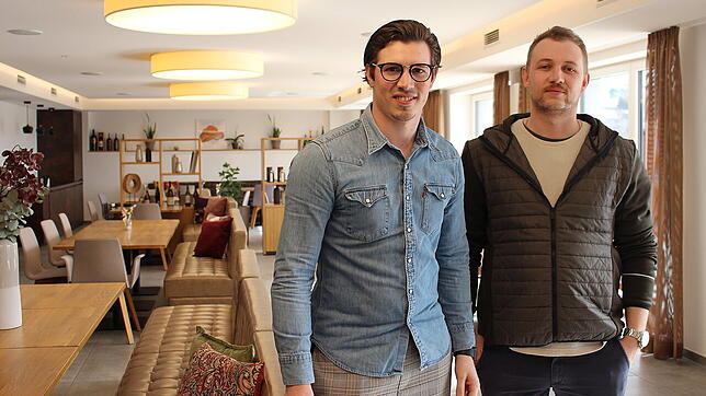 Niklas (links) und Jason Grom können sich freuen. Ihr Restaurant-Hotel &bdquo;Die Burg&ldquo; im Ortsteil Aasen ist mit einem ...