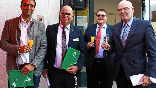 Sie freuen sich über die Eröffnung des neuen Bettentrakts (von links): Verwaltungsleiter Bernd Zimmermann, Geschäftsführer Michael ...