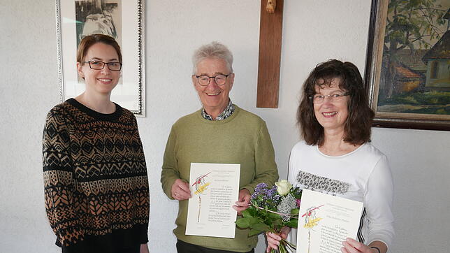 Die Vorsitzende Susanne Gentner gratuliert Richard Blatter und Elke Schultz-Thater (von links), die seit vier Jahrzehnten in ...
