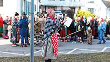 Bild : Mit einem kräftigen Hau Ruck wird der Narrenbaum in Position gebracht