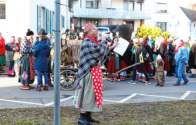 Bild 1: Mit einem kräftigen Hau Ruck wird der Narrenbaum in Position gebracht