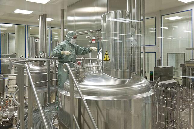 Pharma-Produktion in Singen in einem Reinraum