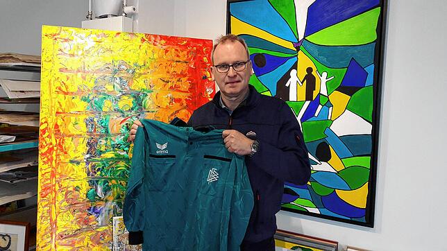 Früher DFB-Schiedsrichter (siehe Trikot), heute Künstler: Wolfgang Ratzek.