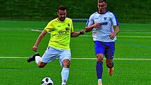 Unaufhaltsam: Romano Berger (auf unserem Archivbild links gegen den Eschbacher Sascha Auer) erzielte einen Treffer beim 5:0-Sieg des ...