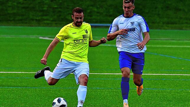 Unaufhaltsam: Romano Berger (auf unserem Archivbild links gegen den Eschbacher Sascha Auer) erzielte einen Treffer beim 5:0-Sieg des ...