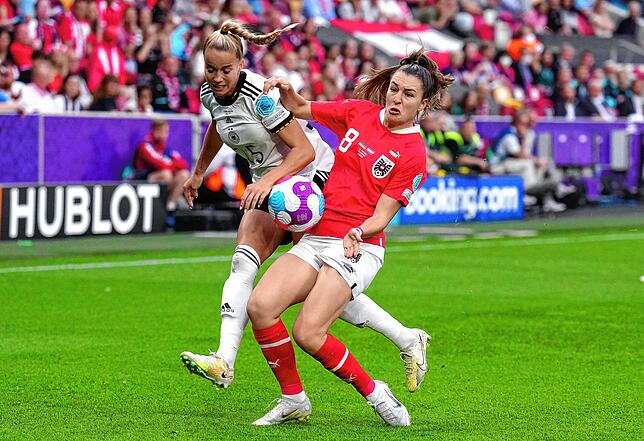 Bei der EM im Viertelfinale gegen Österreich in London 2022 kämpft Giulia Gwinn gegen Österreichs Barbara Dunst.