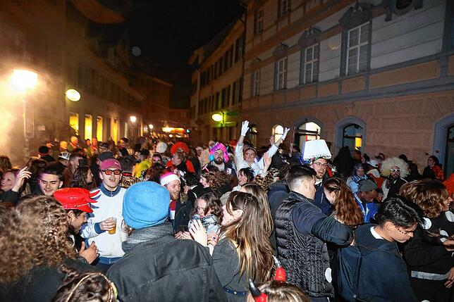 Bild 15: In der Altstadt treffen sich Hexen, Einhörner und Piraten bei der Straßenfasnacht